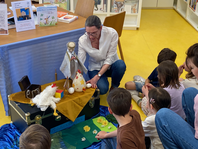 Sigrid liest aus dem Bücherkoffer