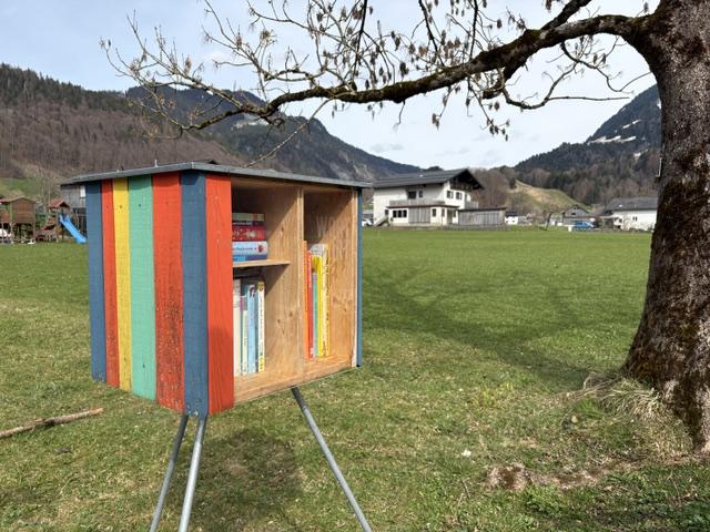 Wort-Ort Bücherschrank
