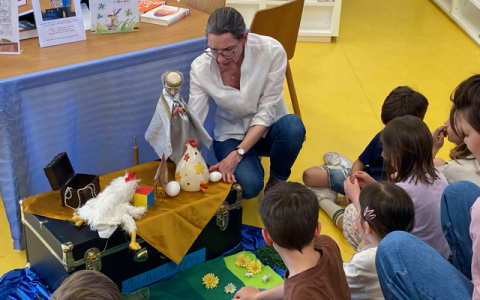 Sigrid liest aus dem Bücherkoffer
